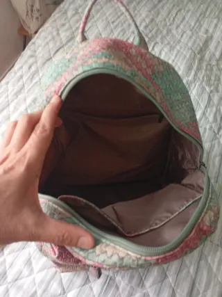 Mochila de rafia con tachuelas