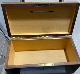 Antigua caja de madera con compartimento