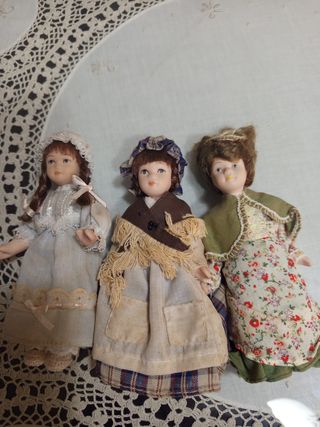 Muñeca de porcelana rosa con encaje