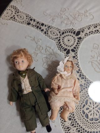 Muñeca de porcelana rosa con encaje