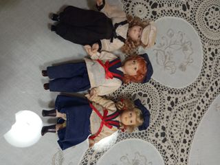 Muñeca de porcelana rosa con encaje