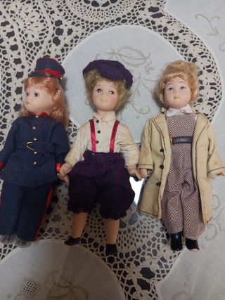 Muñeca de porcelana rosa con encaje