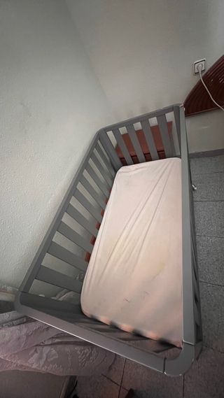 Cuna de bebé gris