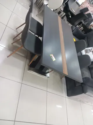 Mesa comedor y 4 sillas diseño moderno