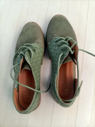 Sandalias verdes de ante y piel trenzada