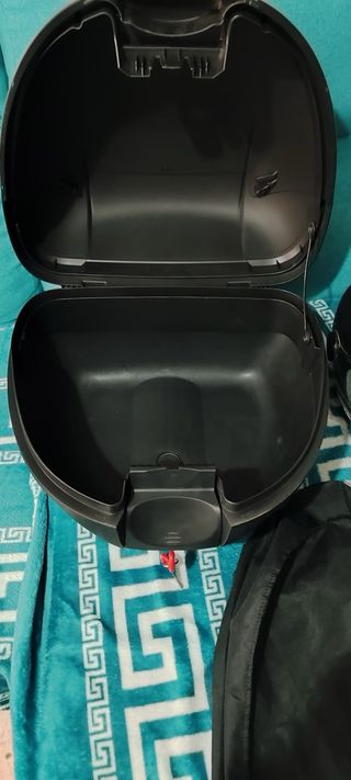 Baúl y casco de moto