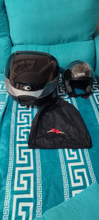 Baúl y casco de moto