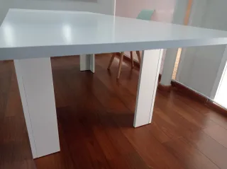 Mesa extensible blanca de madera.