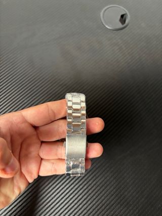 Elegante Reloj con Incrustaciones