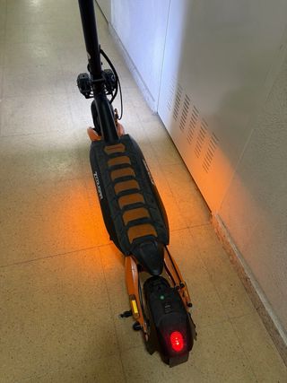 Patinete Eléctrico Negro y Naranja