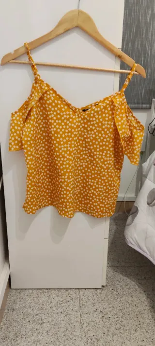 Blusa amarilla con estampado floral