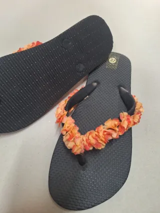 Chanclas negras con flores coral talla 37