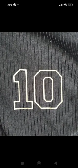 Camiseta azul con bandera UK y número 10