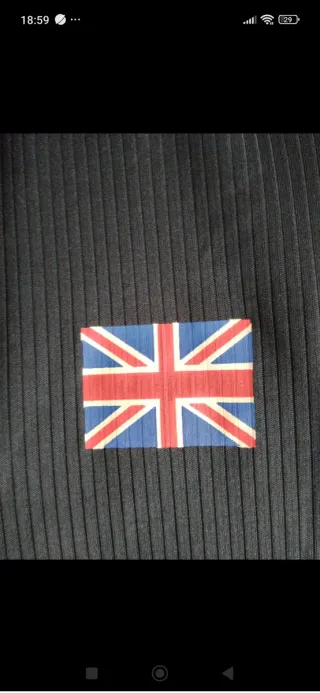 Camiseta azul con bandera UK y número 10