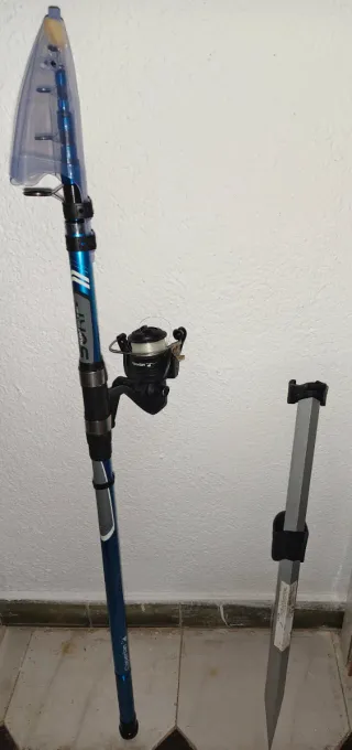 Caña de pescar con carrete y funda