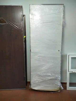 Puerta interior blanca