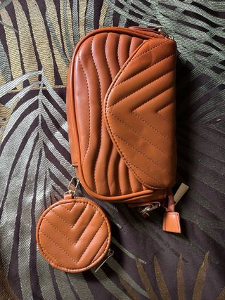 Bolso marrón con monedero a juego