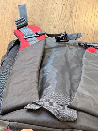 Mochila de montaña roja y gris