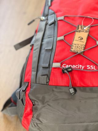 Mochila de montaña roja y gris