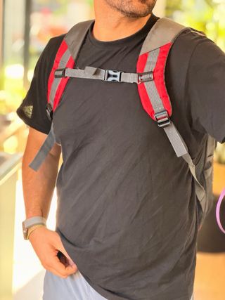 Mochila de montaña roja y gris