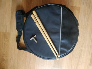 Tambor Meinl con bordonera y funda