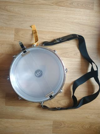 Tambor Meinl con bordonera y funda