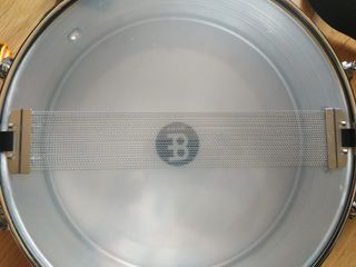 Tambor Meinl con bordonera y funda