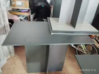 3 mesas altas de madera gris