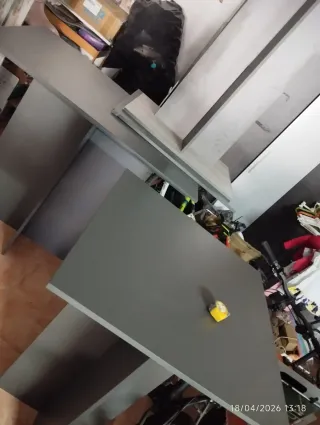3 mesas altas de madera gris