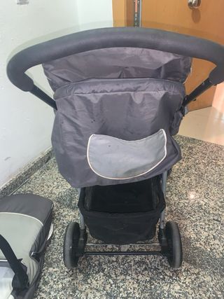 Carro de bebé gris y blanco