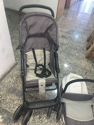 Carro de bebé gris y blanco