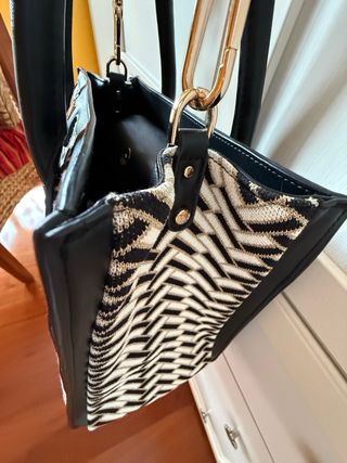 Borsa Nenette, sia a mano che a tracolla.