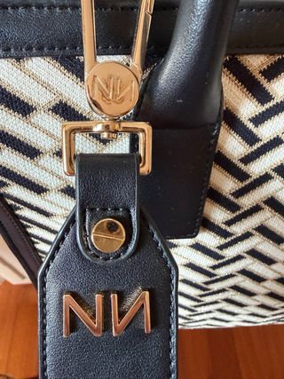 Borsa Nenette, sia a mano che a tracolla.