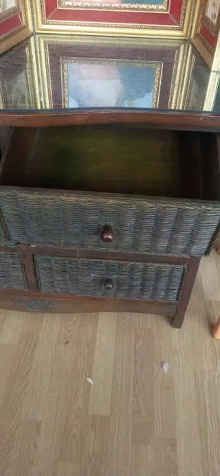 Cajonera de mimbre y madera con tapa de cristal