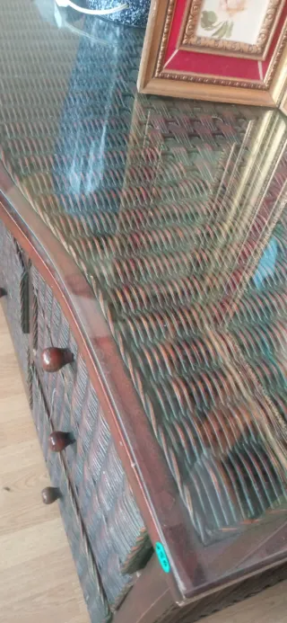 Cajonera de mimbre y madera con tapa de cristal