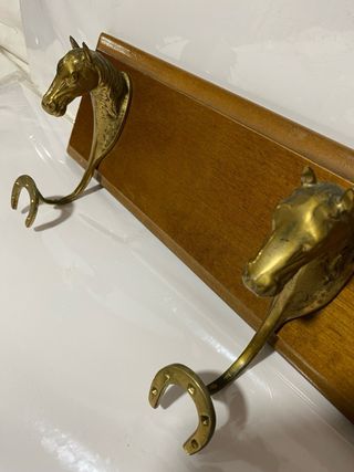 Perchero de pared con cabezas de caballo