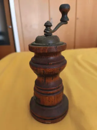 Molinillo de pimienta de madera torneada antigua .
