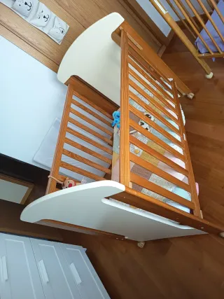 Cuna de madera Trama con colchón y ropa de cama