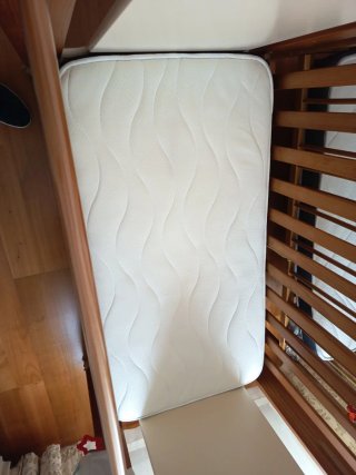 Cuna de madera Trama con colchón y ropa de cama