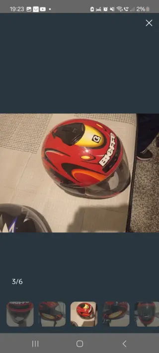 Casco de moto integral rojo y negro