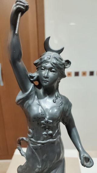 Figura alegórica modernista de calamina