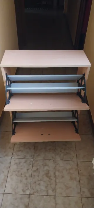 Zapatero de madera beige