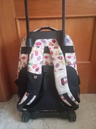 Mochila con ruedas y estampado