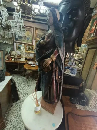 Virgen antigua de madera