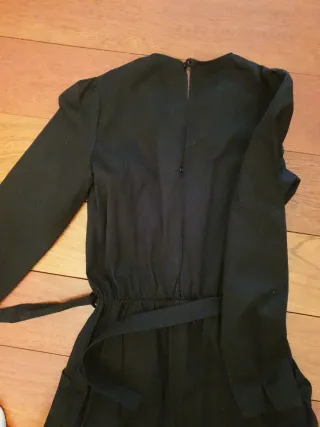 Mono negro con cinturón