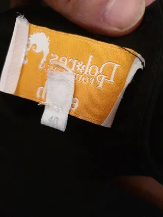 Mono negro con cinturón