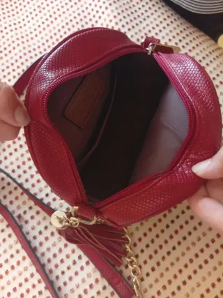 Bolso redondo granate con estrellas