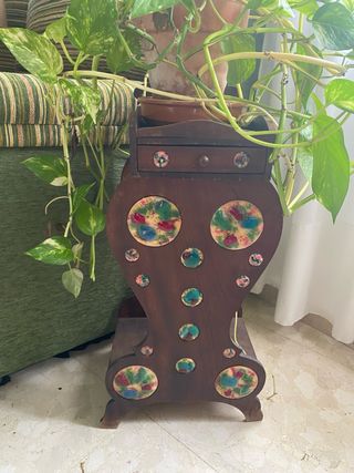 Mesita auxiliar de madera con detalles cerámicos