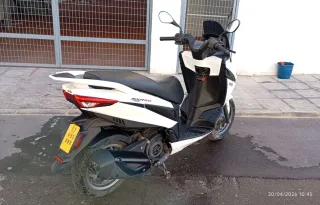 Aprilia SR50 Scooter Automático Blanco/Negro
