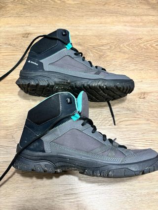 Botas de montaña grises y turquesa